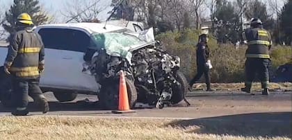 El conductor de la camioneta que fue chocada de frente fue atendido por médicos en una ambulancia y se encuentra fuera de peligro