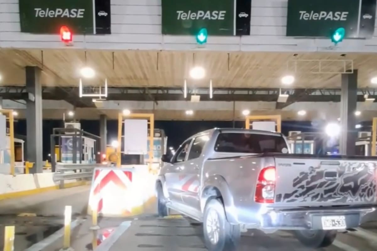 El conductor de la camioneta se cruzó a último momento de carril en pleno peaje