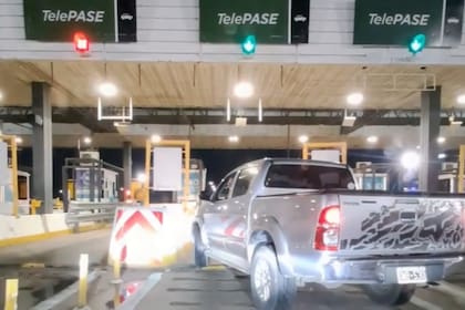 El conductor de la camioneta se cruzó a último momento de carril en pleno peaje