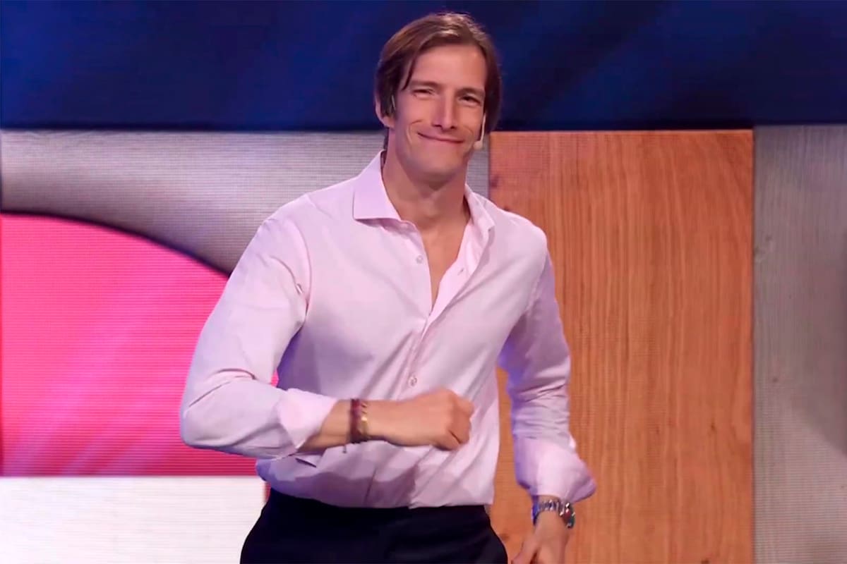 El conductor de Pasapalabra de convirtió en tendencia cuando varias fans de Shawn Mendes compartieron selfies junto a él