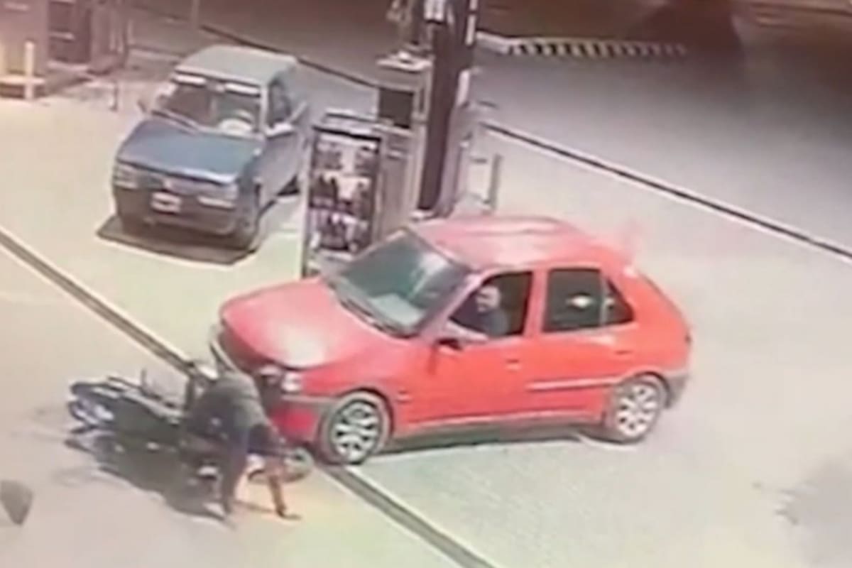 El conductor de un auto atropelló a un motochorro para salvar a un ciclista