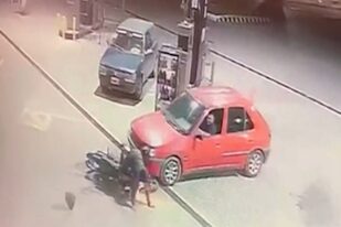 El conductor de un auto atropelló a un motochorro para salvar a un ciclista