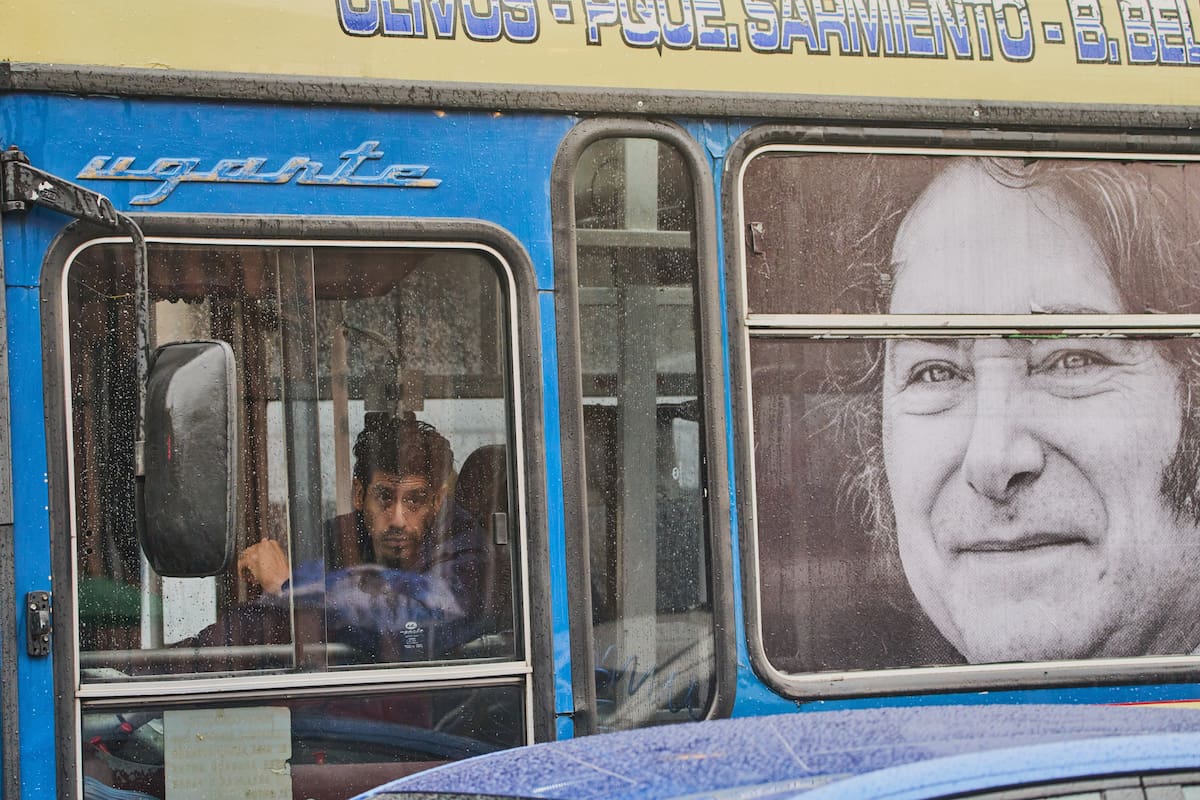 El conductor de un colectivo ploteado con la imagen de Javier Milei