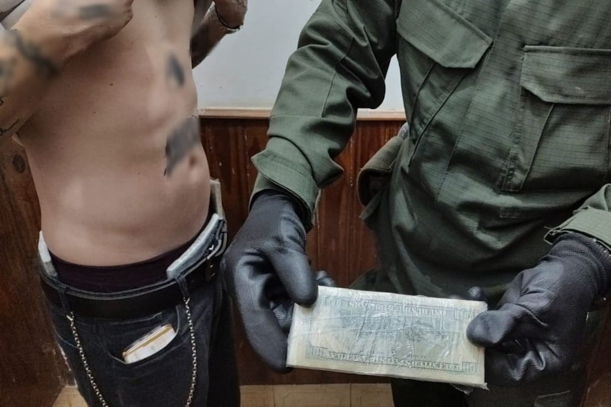 El conductor de un vehículo portaba billetes adheridos en su cuerpo