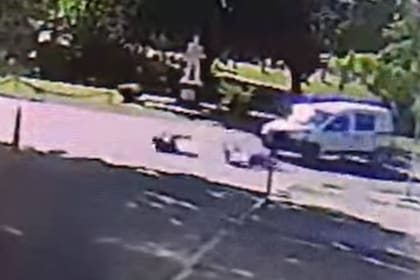 El conductor de una camioneta atropelló a una moto y se dio a la fuga