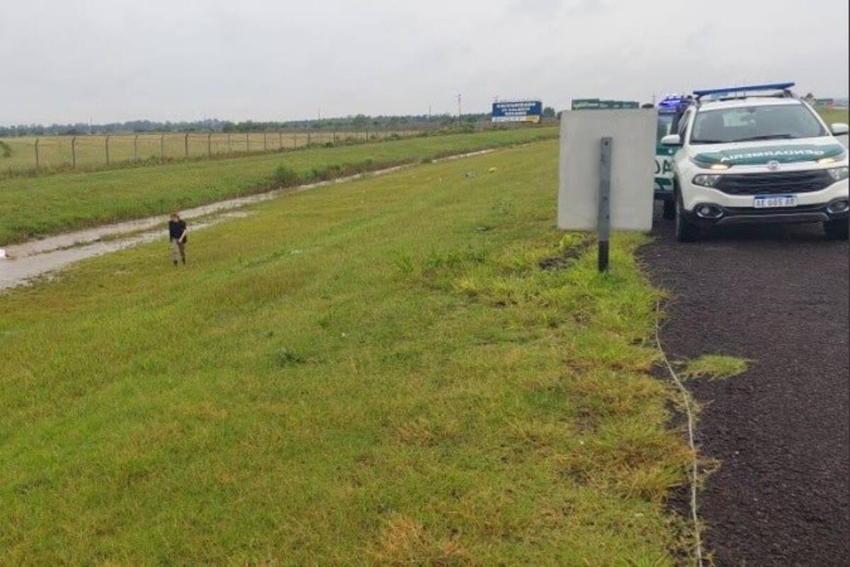El conductor del auto abandonó el vehículo en una zanja luego de atropellar al ciclista