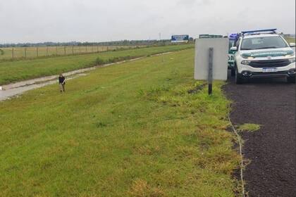 El conductor del auto abandonó el vehículo en una zanja luego de atropellar al ciclista