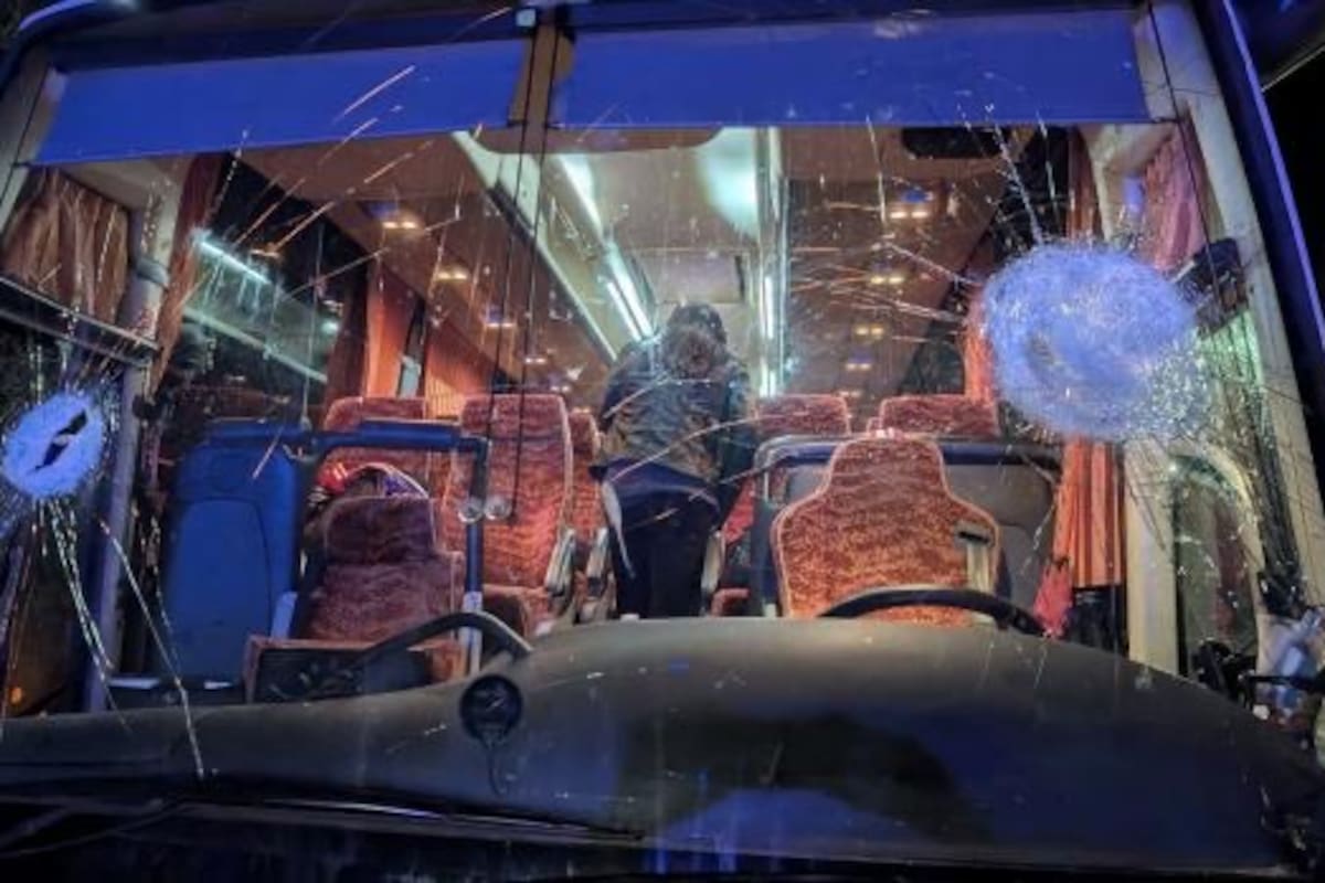 El conductor del autobús que transportaba a los aficionados del equipo de baloncesto Estra Pistoia murió después de que algunos aficionados del equipo de Sebastiani Rieti agredieran al ómnibus con piedras y ladrillos.
