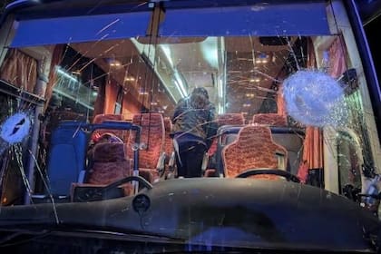El conductor del autobús que transportaba a los aficionados del equipo de baloncesto Estra Pistoia murió después de que algunos aficionados del equipo de Sebastiani Rieti agredieran al ómnibus con piedras y ladrillos.