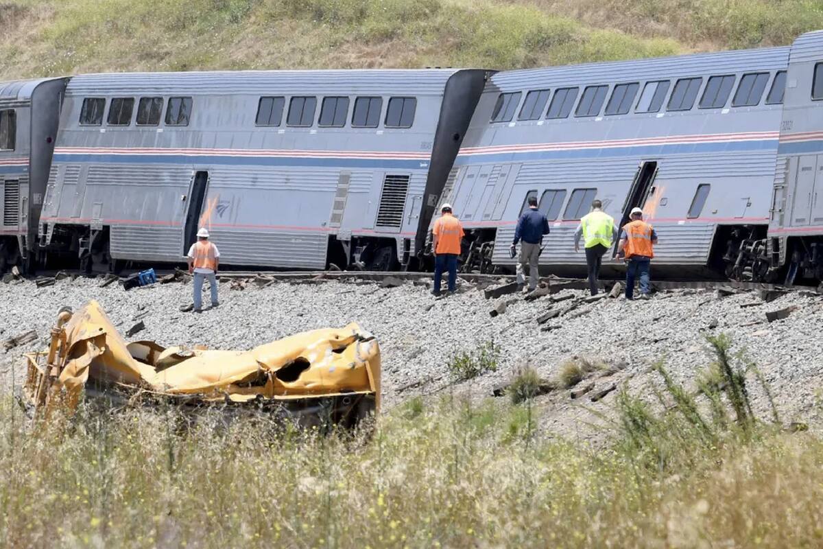 El conductor del camión quedó herido de gravedad después de la colisión con el tren en California