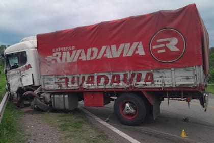 El conductor del camión se quedó dormido y cruzó de carril