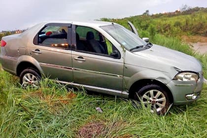 El conductor del Fiat Sienta, que viajaba con su mujer y sus hijos, fue arrastrado al agua cuando intentaba cruzar un puente anegado por la lluvia