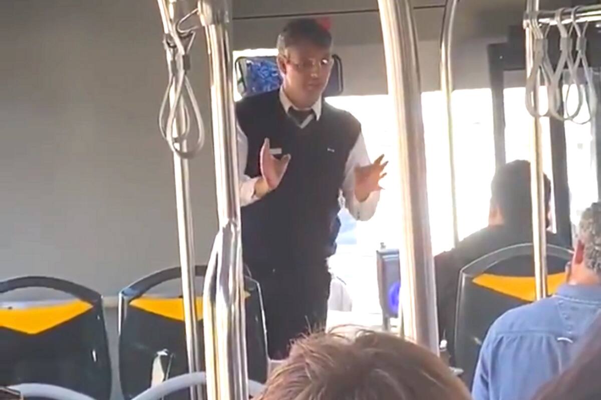 El conductor del micro divirtió a los pasajeros con una broma futbolera sobre Cristiano y Messi.