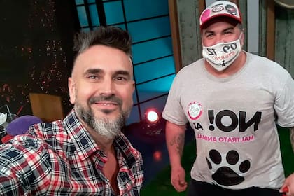 El conductor del programa y Beto Mendoza en el estudio de elnueve