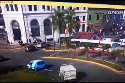 El conductor del vehículo de transporte de pasajeros calculó mal la entrada en la rotonda e impactó la estructura