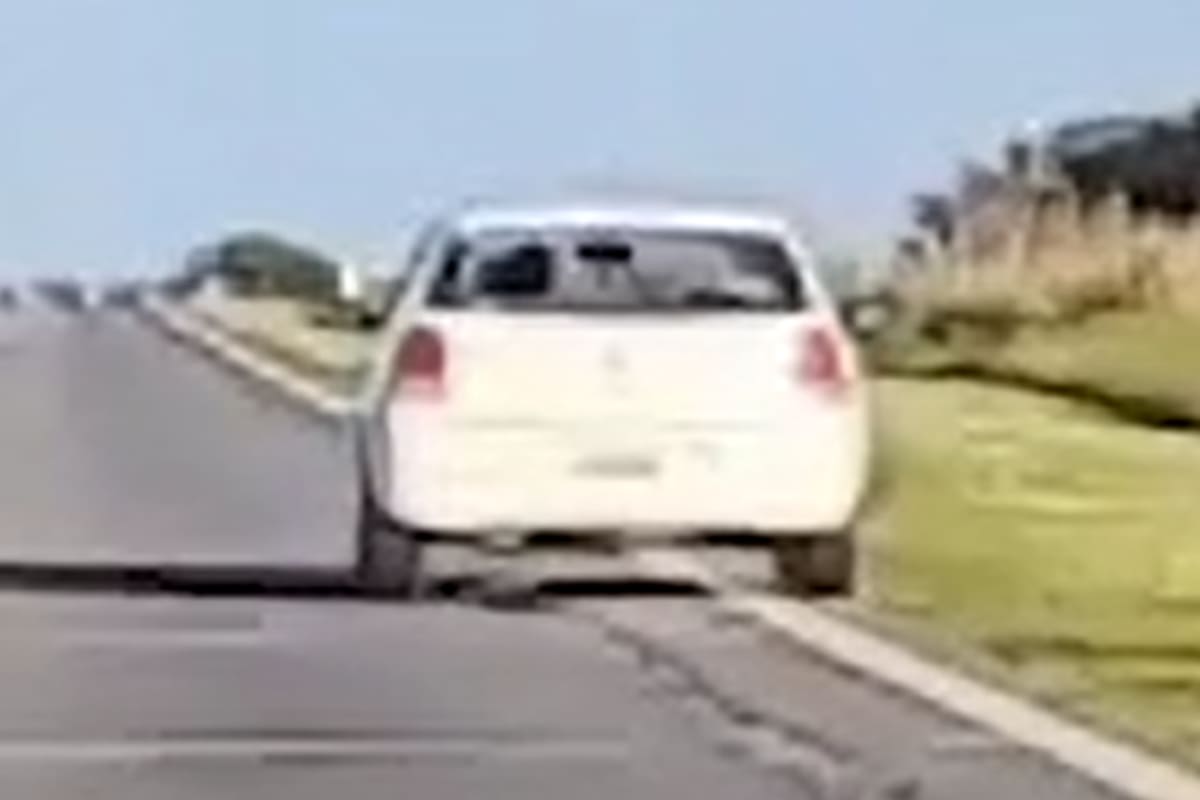 El conductor del Volskwagen Gol blanco condujo por un tramo de más de 20 kilómetros en ziz zag y a altas velocidades
