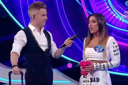 El conductor en su elemento con la última participante en entrar a la casa