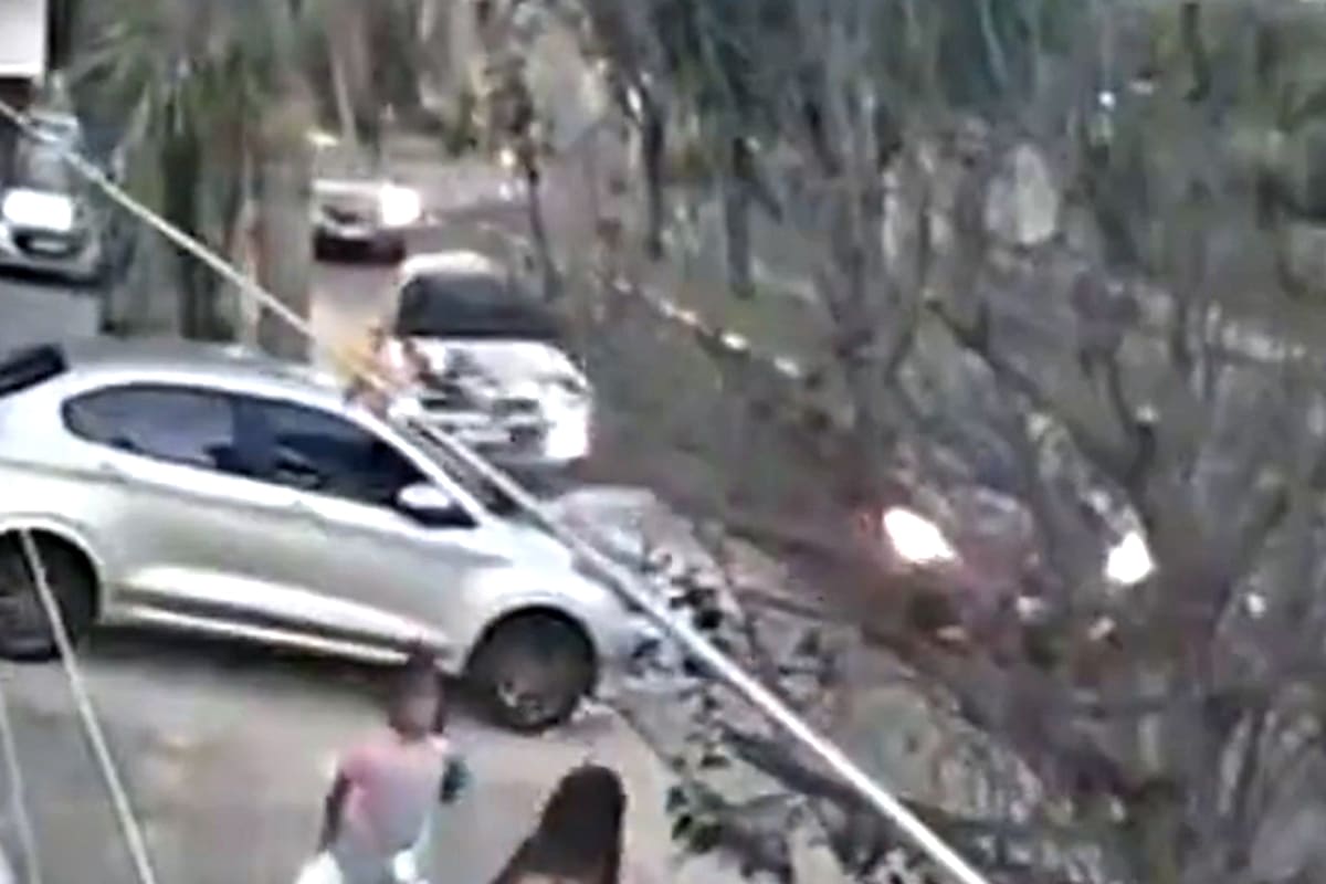 El conductor escapó de los delincuentes con una maniobra en reversa