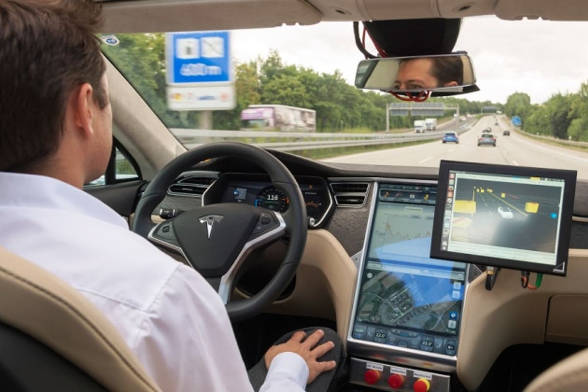 El conductor estaba utilizando el piloto automático cuando ocurrió el accidente.