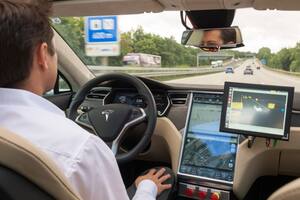El conductor estaba utilizando el piloto automático cuando ocurrió el accidente.
