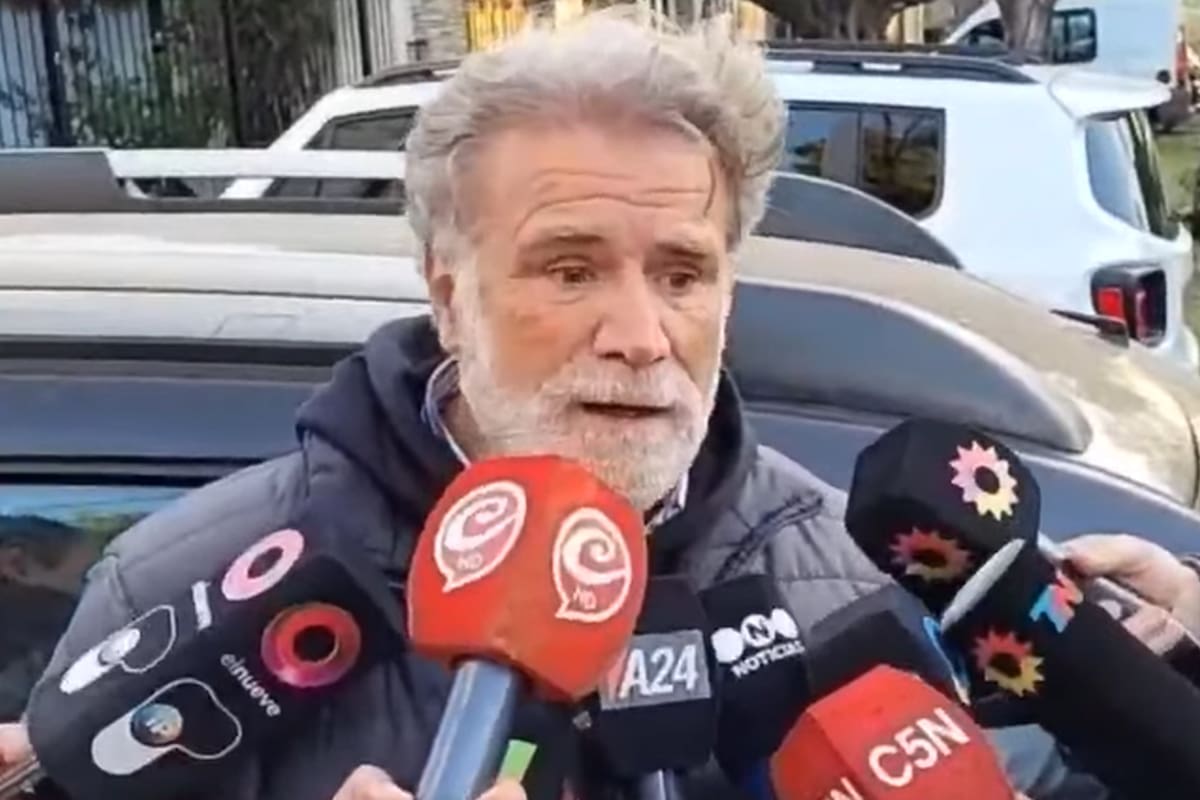 El conductor hablando con la prensa