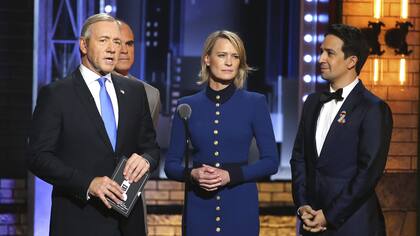 El conductor Kevin Spacey caracterizado como Frank Underwood (con Robin Wright como Claire y, oculto, Michael Kelly) junto a Lin Manuel Miranda, el gran ganador de la edición anterior
