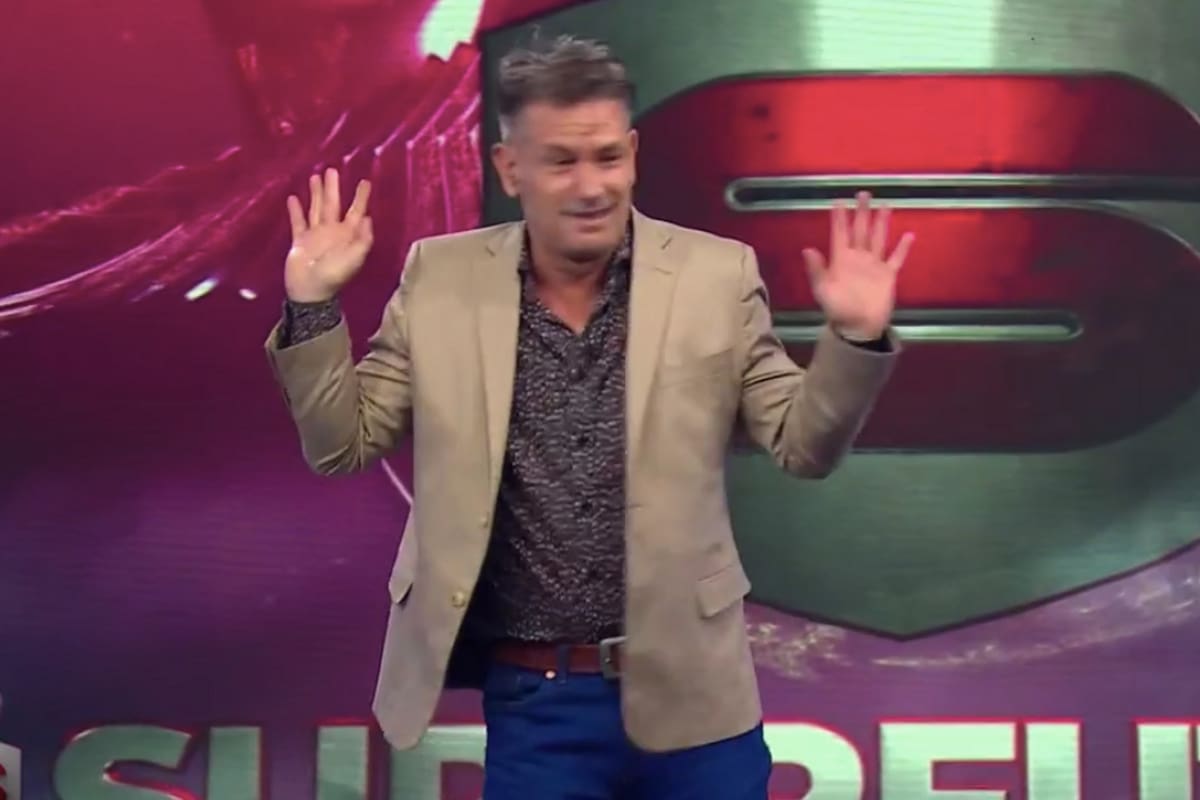 El conductor levantó sus brazos como diciendo "no tuve nada que ver"