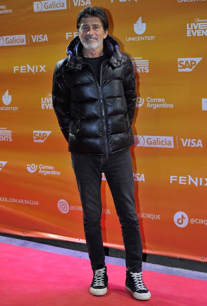 El conductor Nicolás Repetto y un look total black