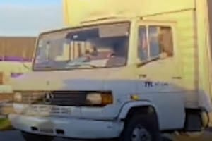 Multan a un camionero que cometía cinco infracciones al mismo tiempo en una autopista del AMBA