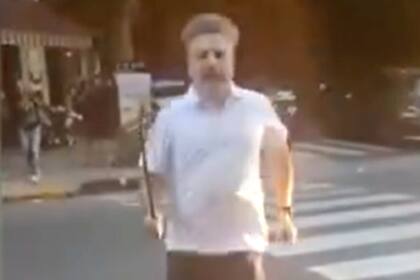 El conductor que cruzó en rojo y casi atropella a un peatón corrió después a la víctima con un fierra en la mano e intenciones de pegarle