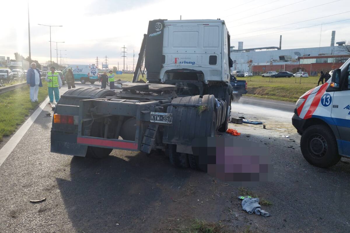 El conductor quedó debajo de las ruedas del camión que manejaba