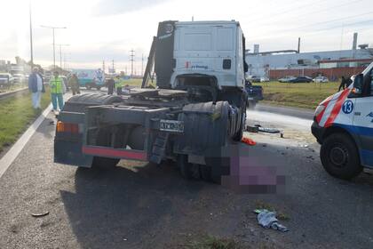 El conductor quedó debajo de las ruedas del camión que manejaba