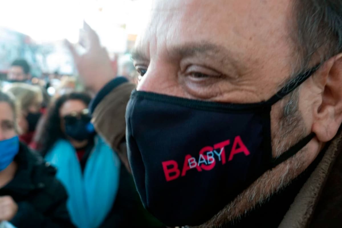 El conductor radial y televisivo saluda con un barbijo que tiene el nombre de uno de sus programas