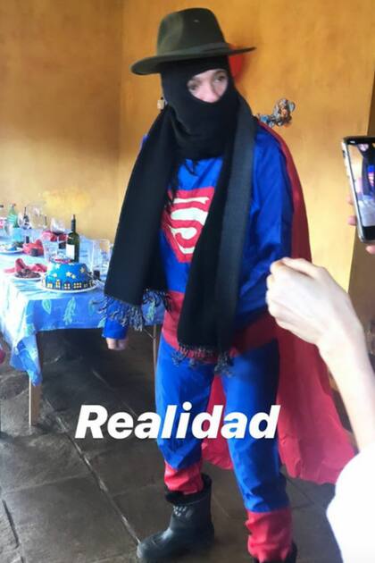 El conductor se disfrazó para sorprender a su hijo