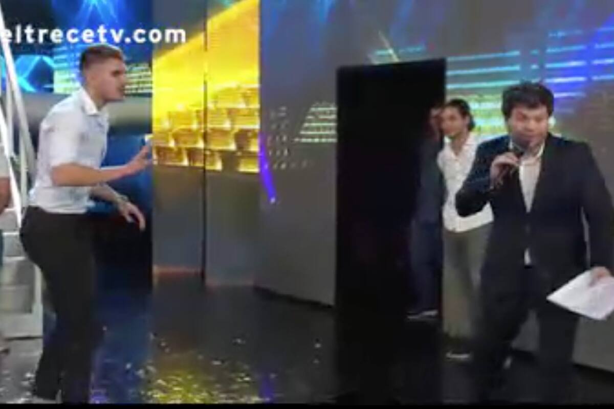 El conductor tuvo que correr por el estudio porque un participante se le quiso acercar para saludarlo.