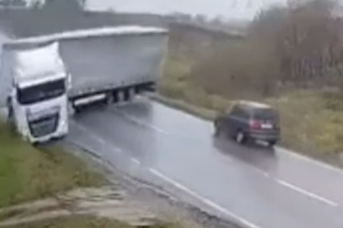 El conductor y copiloto del vehículo fallecieron tras el impacto.