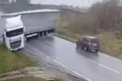 El conductor y copiloto del vehículo fallecieron tras el impacto.