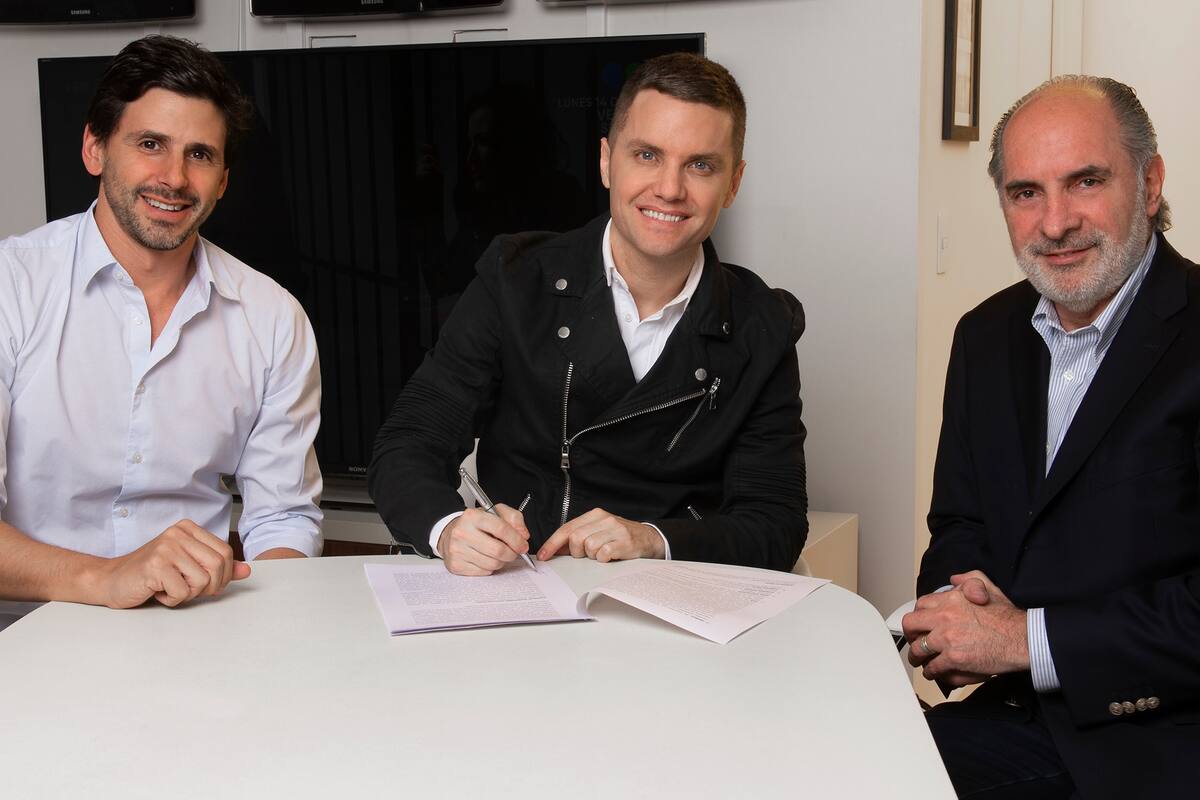 El conductor ya firmó su nuevo contrato junto a las autoridades del canal