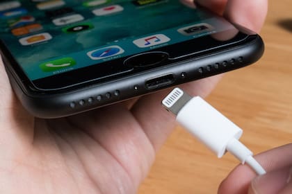 El conector Lightning del iPhone sirve tanto para cargar el dispositivo como para vincularlo a otros accesorios (auriculares, memoria externa, pantallas)