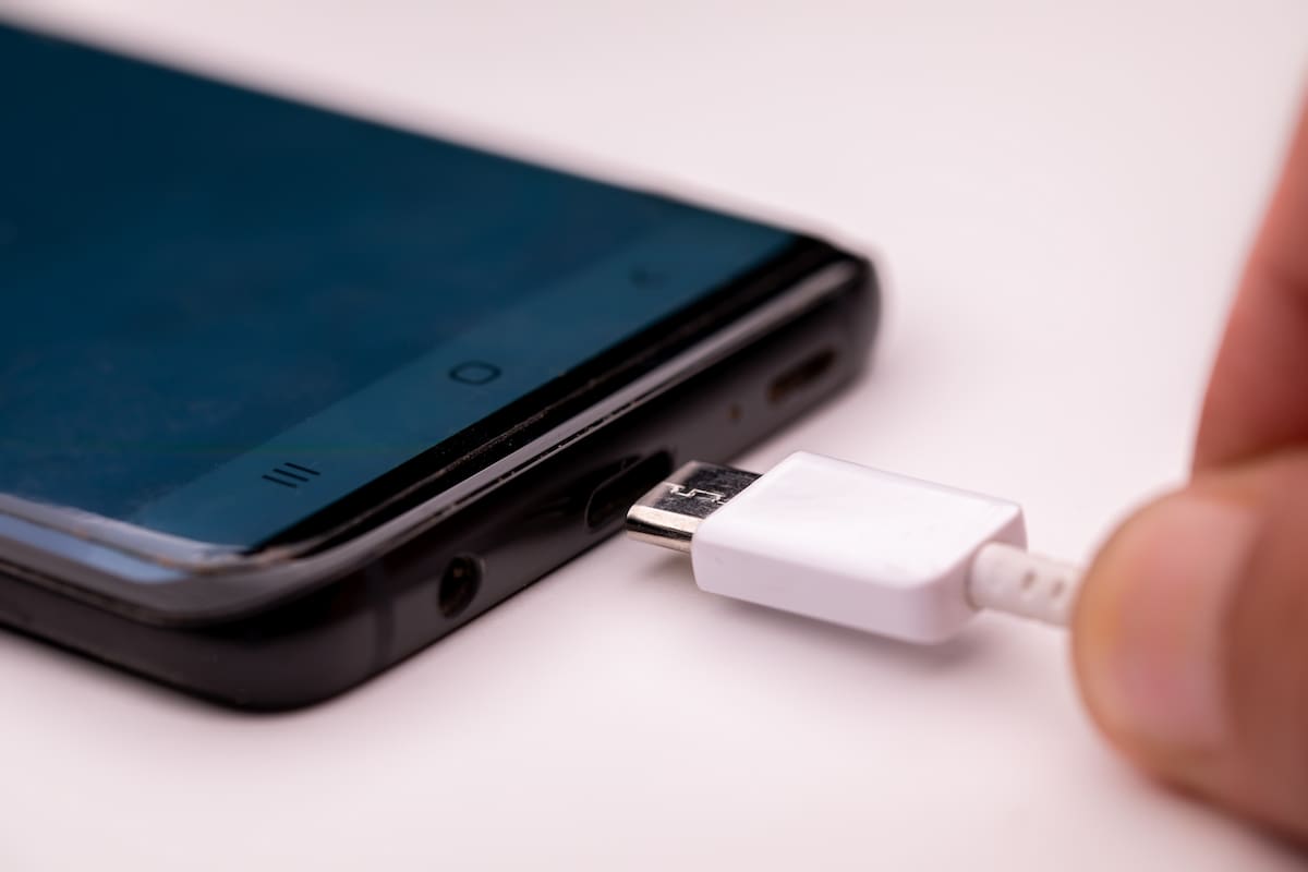 El conector USB tipo C se convirtió en el conector estándar de los telefonos Android más recientes, y coexiste con diversas normas de carga rápida que desarrolla cada fabricante