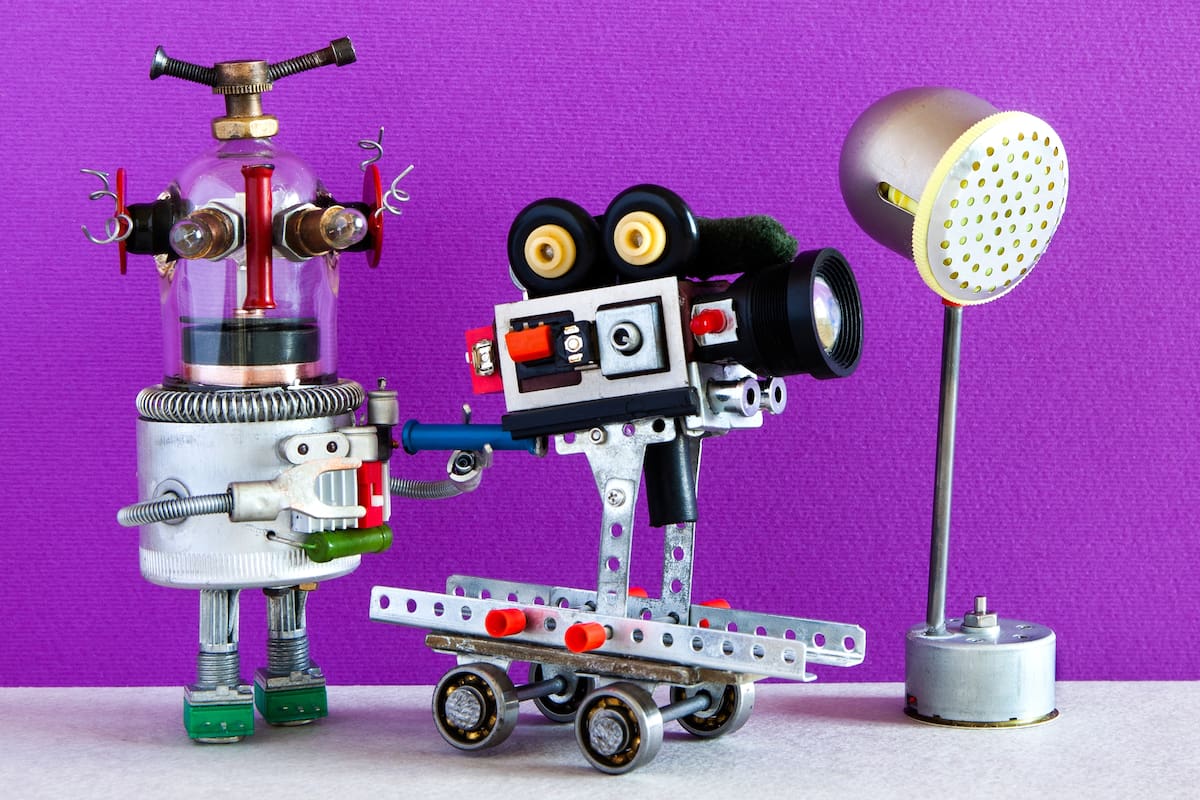 El conflicto entre actores, guionistas y otros profesionales y los grandes estudios de cine y televisión representa un punto álgido en la transformación radical que sacude a la industria del entretenimiento. Las huelgas en curso del Sindicato de Guionistas de Estados Unidos y del Sindicato de Actores fueron provocadas en parte por la inteligencia artificial y su uso en la industria cinematográfica