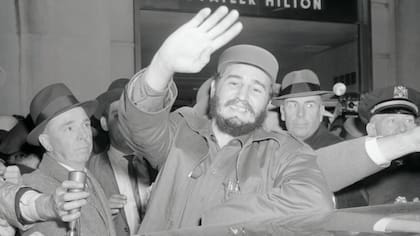 El conflicto finalizó el 28 de octubre cuando Jrushchov anunció por radio el retiro del armamento nuclear de Cuba, una decisión que alivió la presión global pero que fue recibida con desconfianza y demandas adicionales por parte del gobierno de Fidel Castro