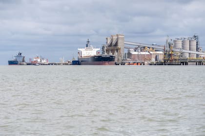 El conflicto salarial que complica al segundo puerto granario del país entró en una instancia decisiva