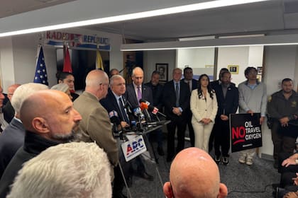 El congresista Carlos Giménez, junto a Mario Díaz-Balart, encabeza una iniciativa para eliminar los viajes y remesas hacia Cuba