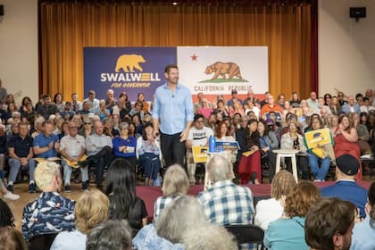 El congresista Eric Swalwell anunció formalmente el domingo 12 de abril el cese de su campaña para gobernador de California, tras verse cercado por múltiples denuncias de conducta sexual inapropiada
