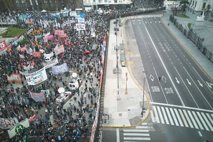 El Congreso, custodiado por fuerzas de seguridad, a las que los senadores kirchneristas no quieren facilitarles el acceso a los sanitarios de la Cámara alta