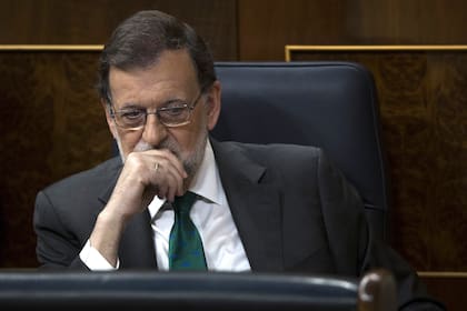 El Congreso decidirá una propuesta de remoción presentada por el líder del PSOE, Pedro Sánchez, que asumiría el poder en caso de ser aprobada; sin margen para la negociación, el presidente se resistía ayer a presentar su renuncia