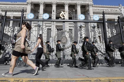 El Congreso está con fuerte presencia de efectivos de seguridad por el tratamiento de la reforma laboral