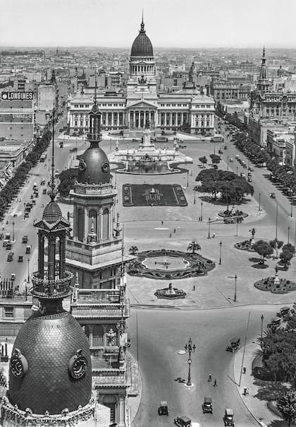 El Congreso y las cúpulas del edifico La Inmobiliaria, sobre Av. de Mayo.