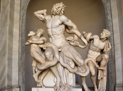 El conjunto escultórico de Laocoonte y sus hijos, que había influenciado a Miguel Ángel, y con cuyo personaje principal el artista parecía tener una especial identificación